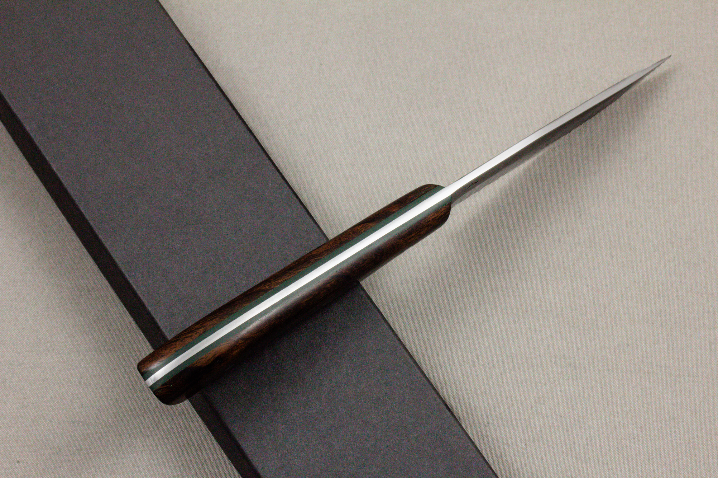 Spine view of the Ridge Runner san mai blade and Ironwood handle
